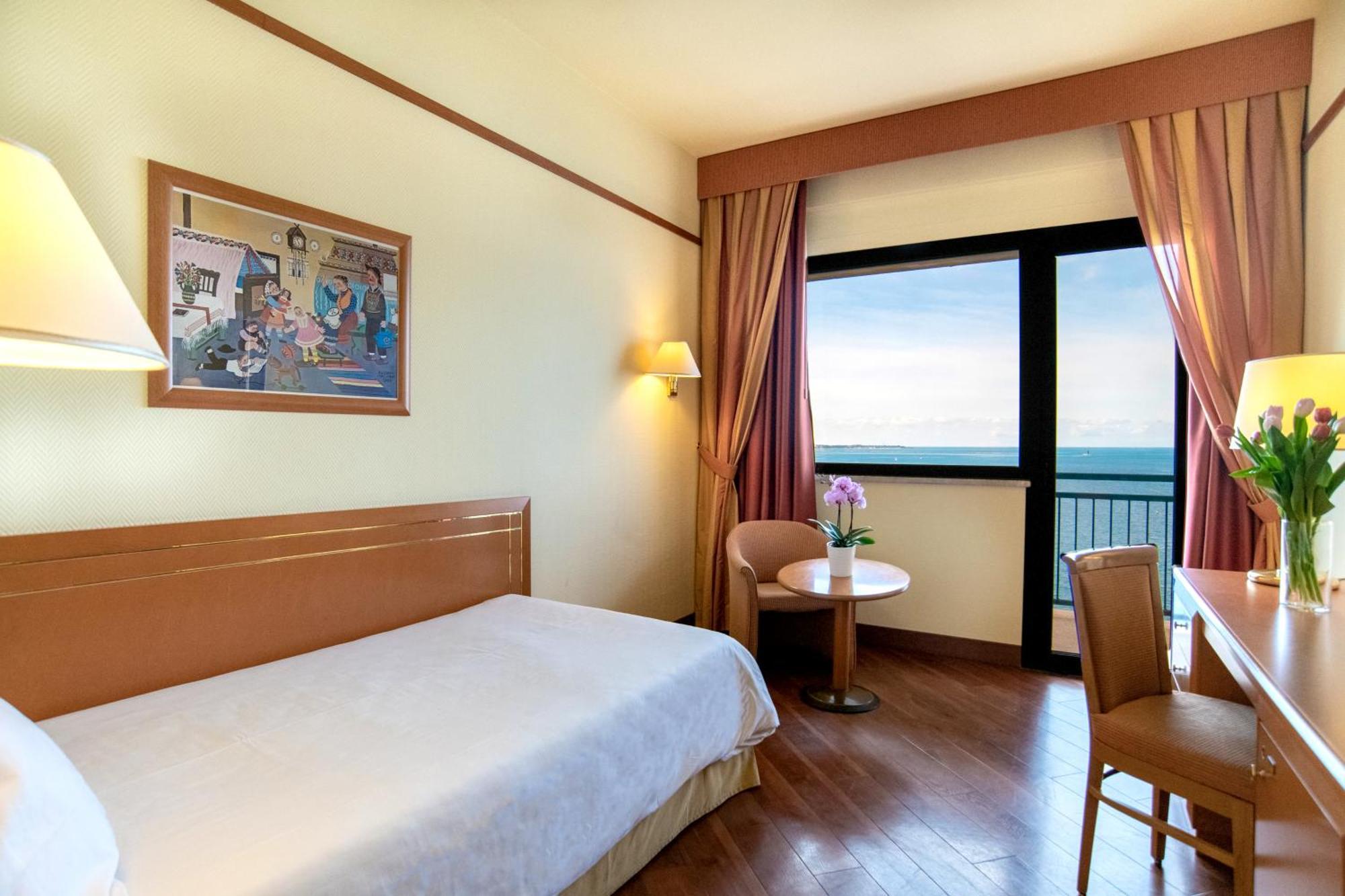 Hotel Delfino Tarente Buitenkant foto